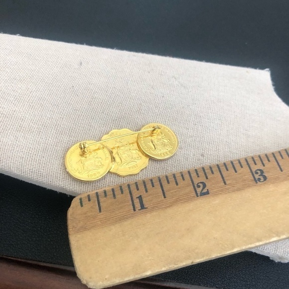Vintage Gold Tone Coin Brooch - Picture 3 of 3